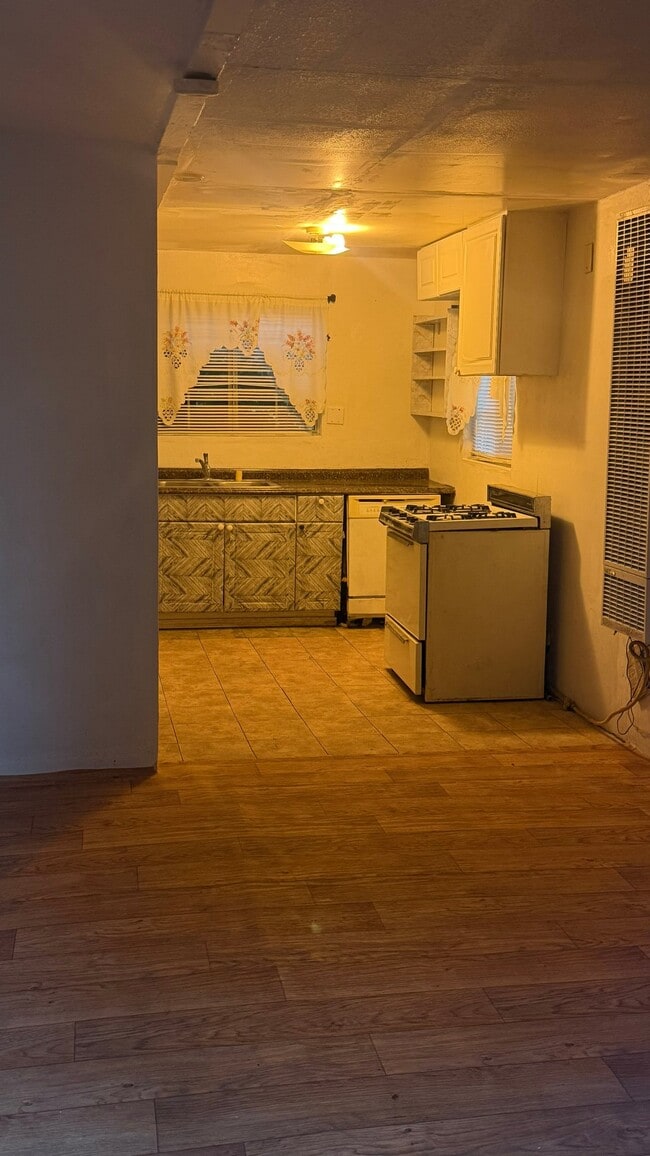 Photo - 170 E Claremont St