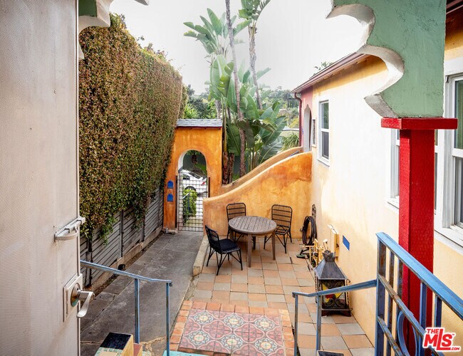 Photo - 2420 Teviot St