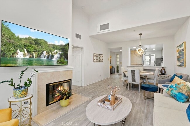 Building Photo - 2243 Martin Unit 415