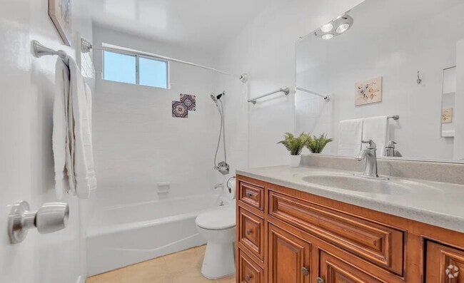 Building Photo - 7904 Laurel Canyon Blvd Rental