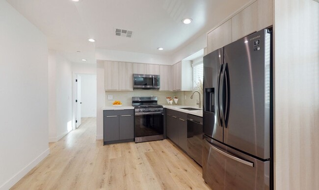 Photo - 638 N Serrano Ave Unit #638 1/2