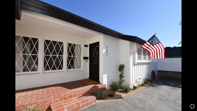 Building Photo - Beautiful single family home in Upper Holl...