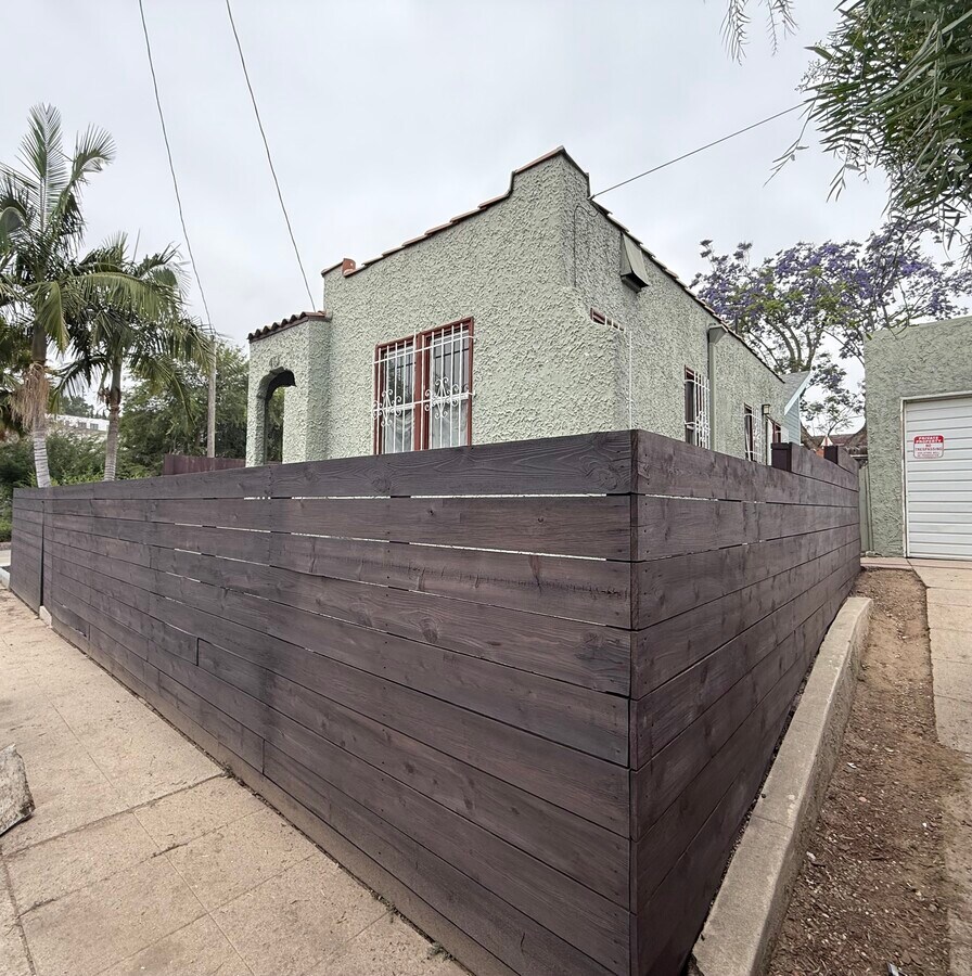 Enclosed yard & Parking - 413 Robinson St House