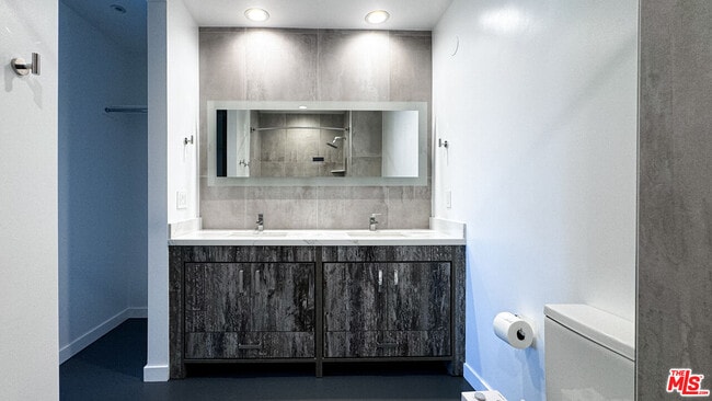 Building Photo - 1912 Broadway Unit 204