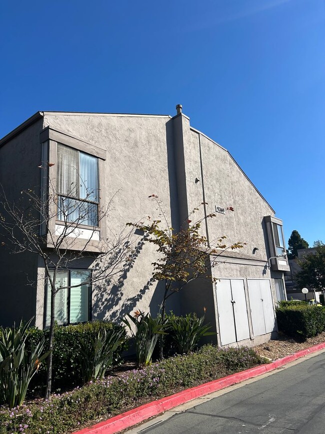 Building Photo - Remodeled Large Upstairs 2 Bedroom/1 Bath ...