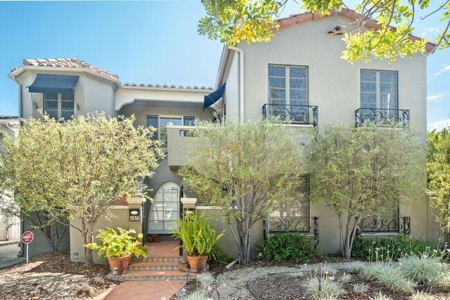 Building Photo - 1516 S Crest Dr