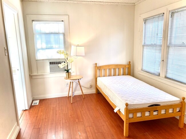 Photo - 1140 W 37th Pl