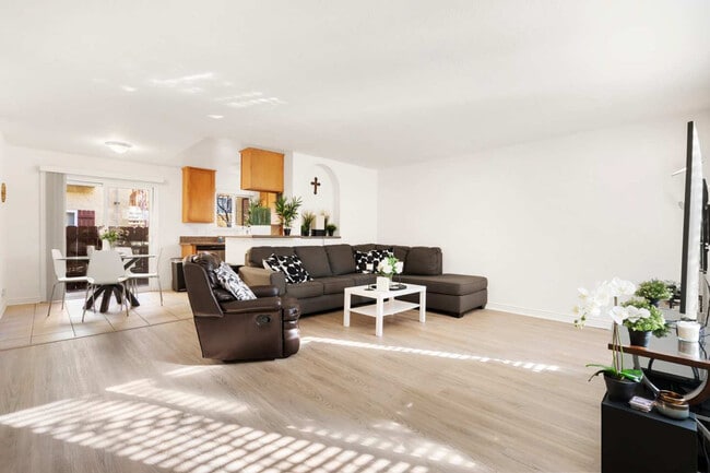 Building Photo - 1000 Estes St