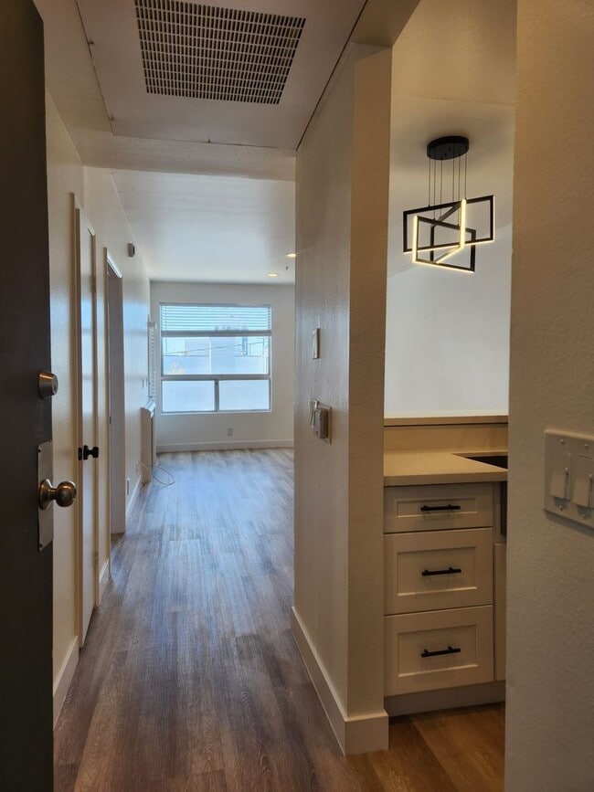 Building Photo - 14515 Dickens St Unit 207