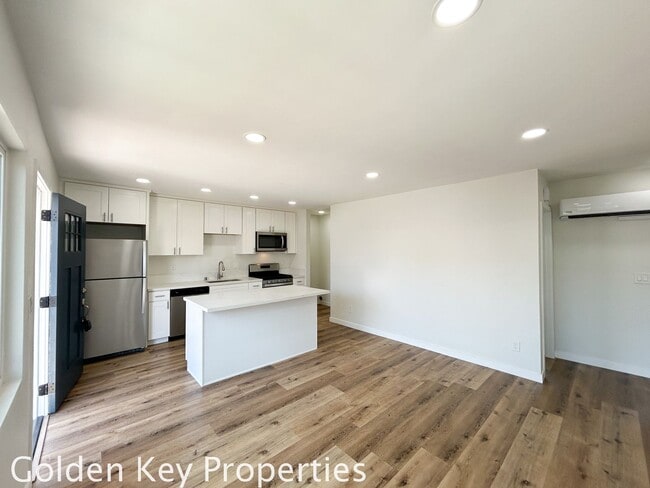 Building Photo - Welcome to your beautifully renovated single level attached home in the heart of Oceanside! Unit 217 Holly St. #2