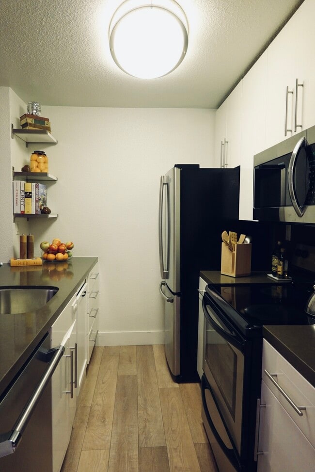 Kitchen - 141 S Clark Dr Unit 101