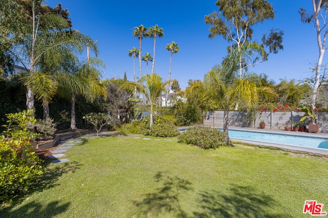 Photo - 1743 Robson Ave