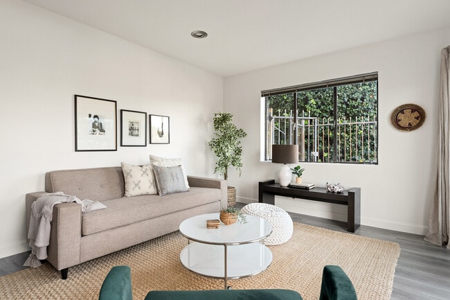 Photo - 1742 Redesdale Ave Unit B