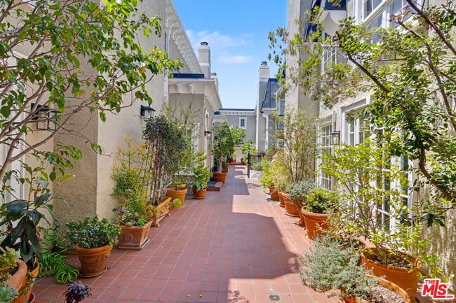 Photo - 1242 Berkeley St Unit 10