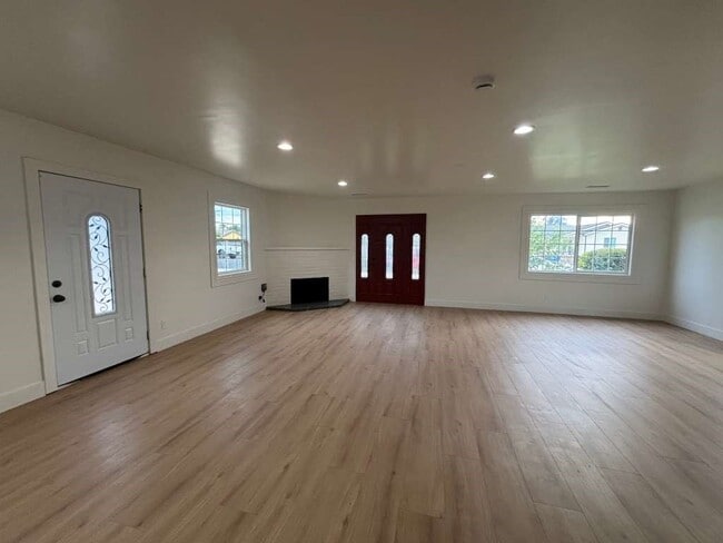 Photo - 7323 Luxor St