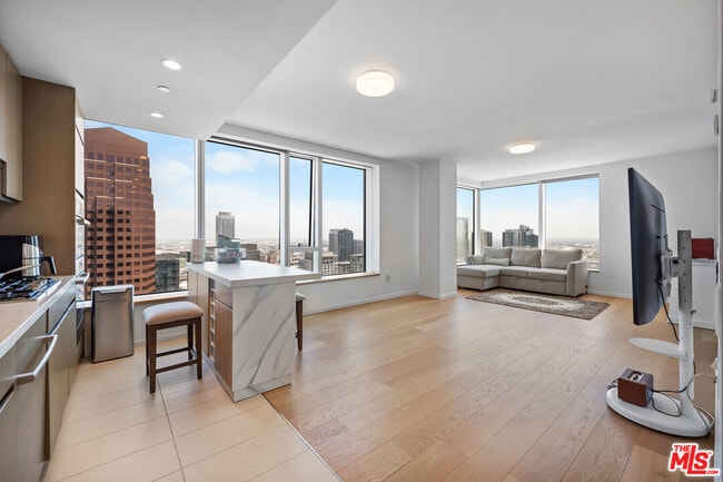 Building Photo - 889 Francisco St Unit 3603