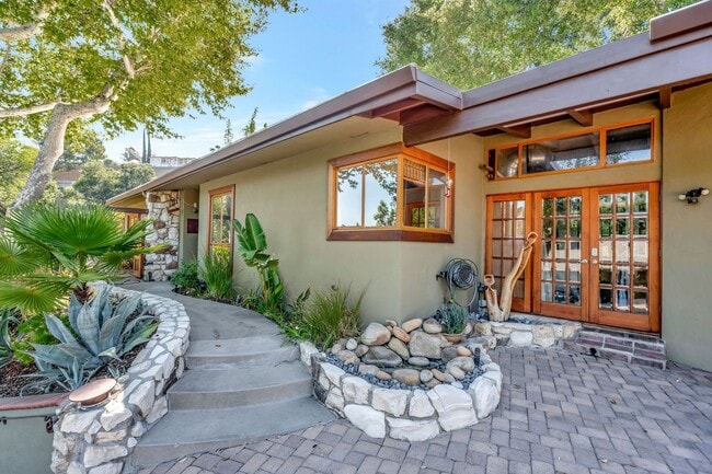 Photo - HOLIDAY SPECIAL***2 WEEKS FREE** 3 Bed/2 Bath Oasis in Royal Woods - Available Now