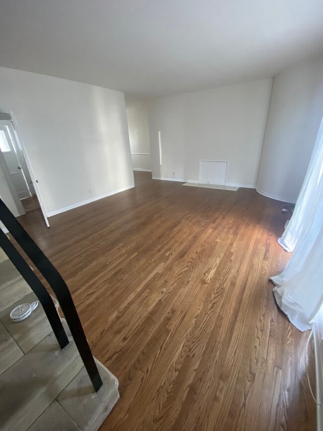 Photo - 121 S Flores St