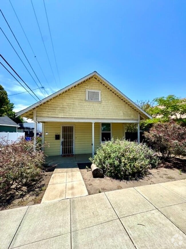 Building Photo - Old World Charm 2 bedroom / 1 bath Rental