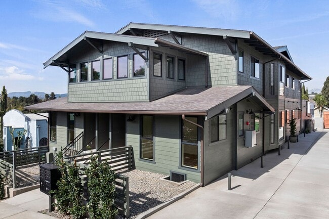 Building Photo - 5 Bed / 5 Bath Residence in Echo Park Now Available! Unit 1927 Kent St.