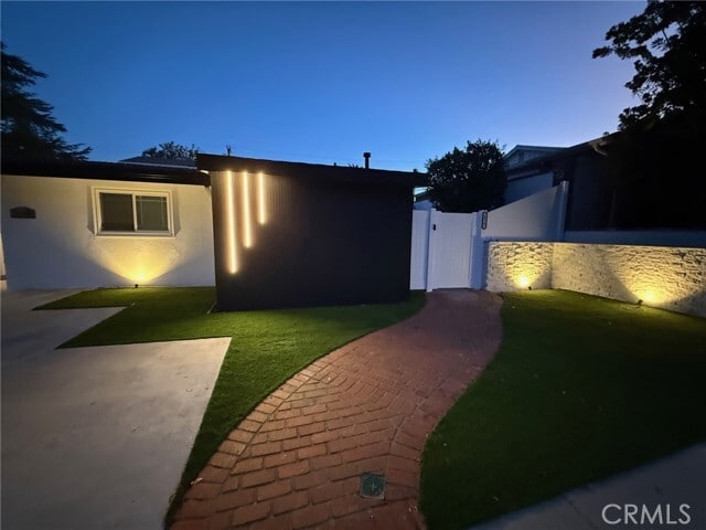 Building Photo - 20300 Oxnard St