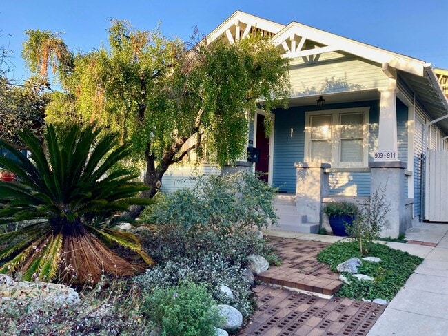 Building Photo - Stunning 2 Bedroom, 1 Bath Craftsman Front...