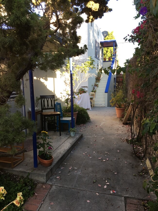 Internal Courtyard - 1042 Pearl St Unit B