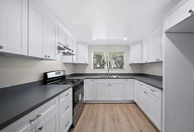 Building Photo - "Charming 3-Bed Townhouse with Granite Countertops & Hardwood Floors in Santa Ana!"