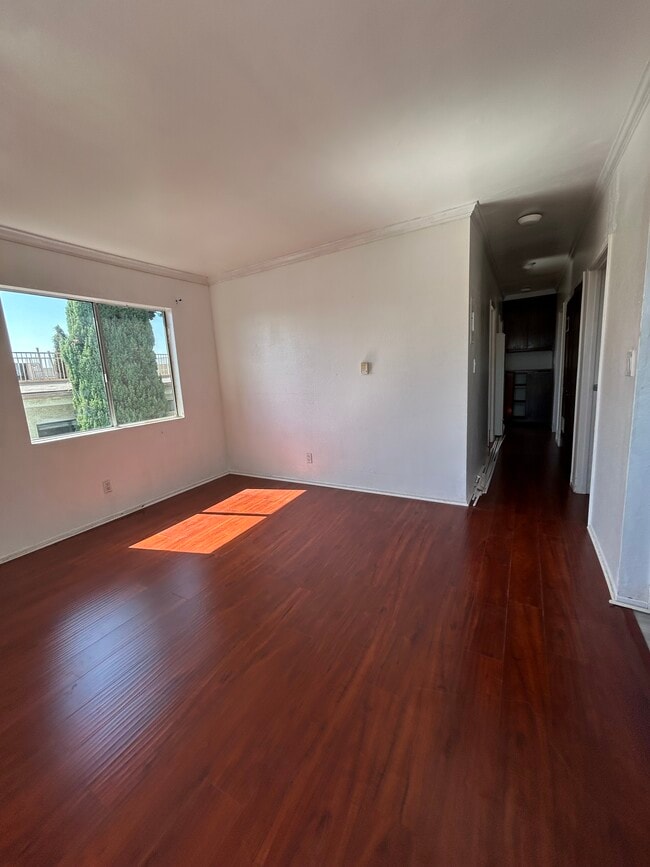 Entrance to living room - 1156 N Chicago St Unit 4