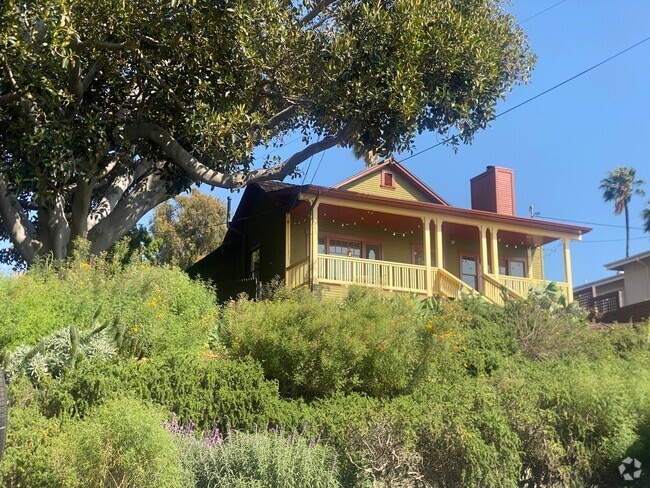 Building Photo - 1332 Edgecliffe Dr Rental