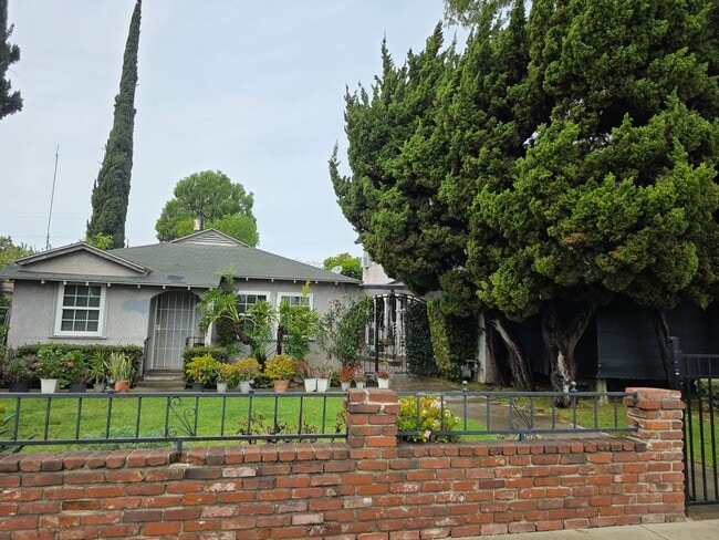 Building Photo - Stunning 2-bedroom 2nd floor apartment with garage parking! Unit 5547