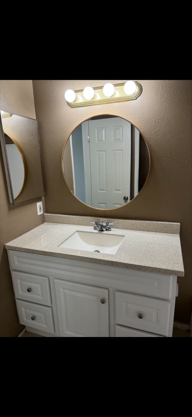 Building Photo - 28631 Calle del Lago Unit B