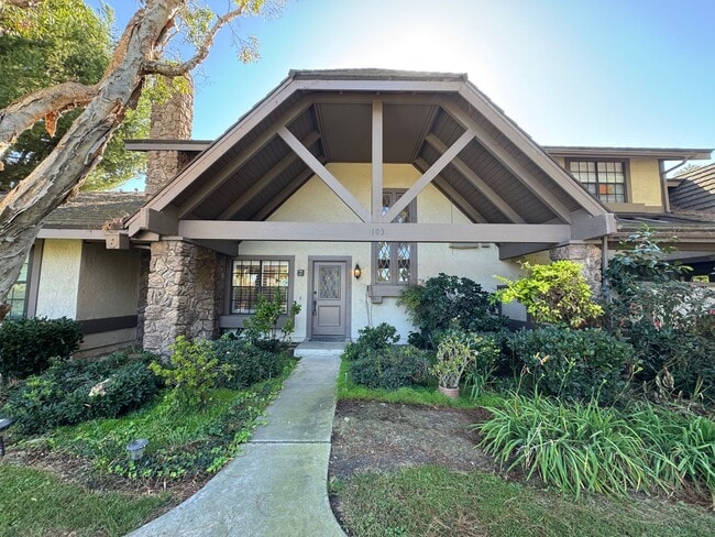 Building Photo - Charming 3Bd/2.5Ba w/Private Yard and New ...