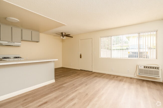 1BR, 1BA - 527SF - Living Room - 700 S Lake St
