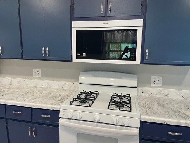 Propane cooktop with marble style counter top - 22947 San Vicente Rd
