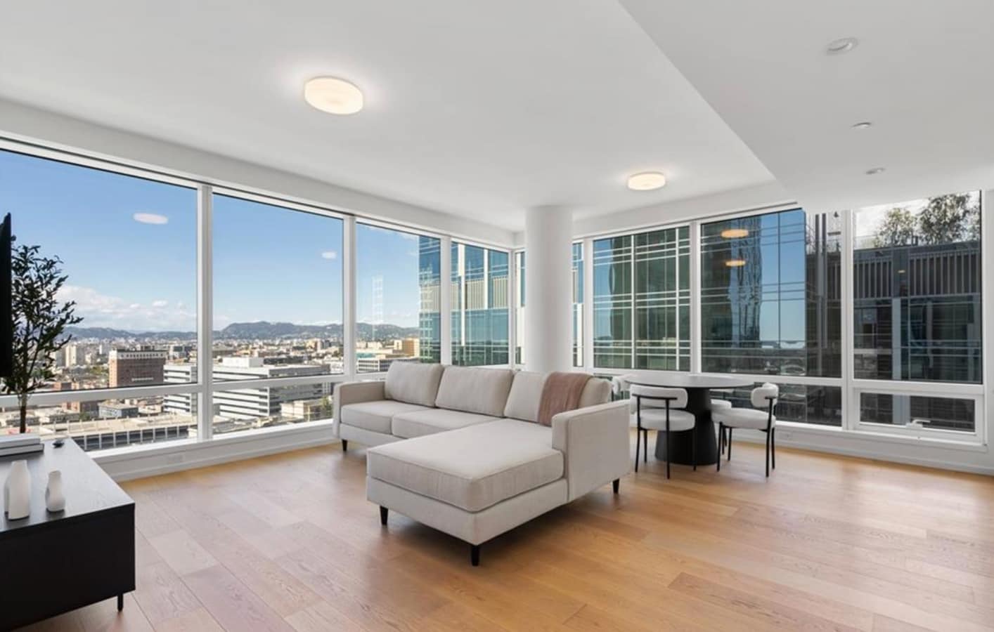 Photo - 877 Francisco St