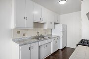 2BR, 2BA - 900SF - Kitchen - 740 S. St. Andrews Place