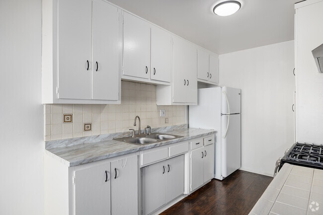 2BR, 2BA - 900SF - Kitchen - 740 S. St. Andrews Place