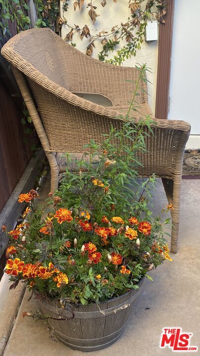 Building Photo - 6661 Lindenhurst Ave