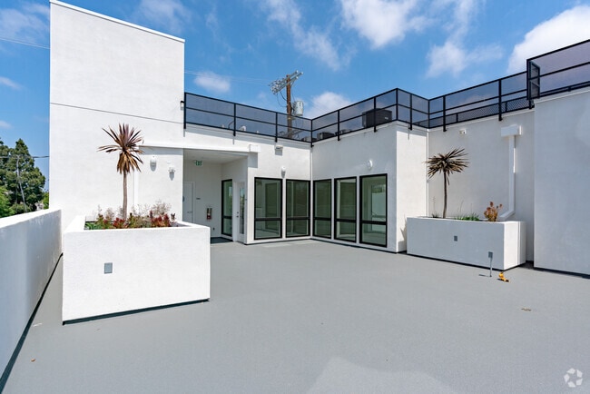 Rooftop - Lido Apartments - 1550 Brockton Ave