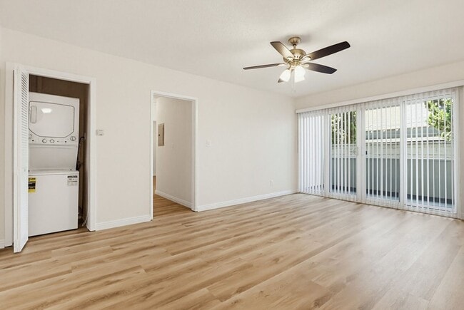 Building Photo - 537 E Hyde Park Blvd Unit 105