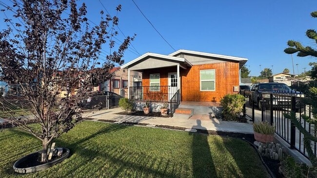 3501-3503 1/2 Lifur Ave - 3501-3503 1/2 Lifur Ave House