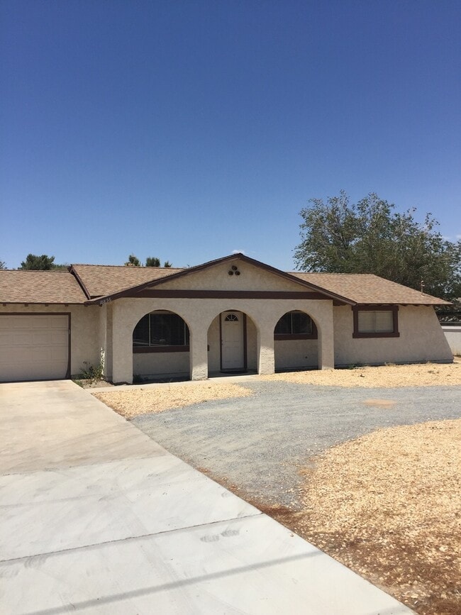 Building Photo - 3 BEDROOM HESPERIA HOME! GREAT LOCATION! SPACIOUS LOT!