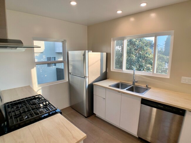 Kit - 1312 S Victoria Ave Unit 1312.5