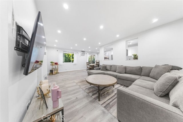 Building Photo - 3010 Montrose Ave Unit 26