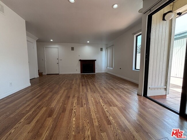 Building Photo - 10574 Sunland Blvd Rental