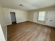 Photo - 1006-1008 W. Glenoak Unit 1006