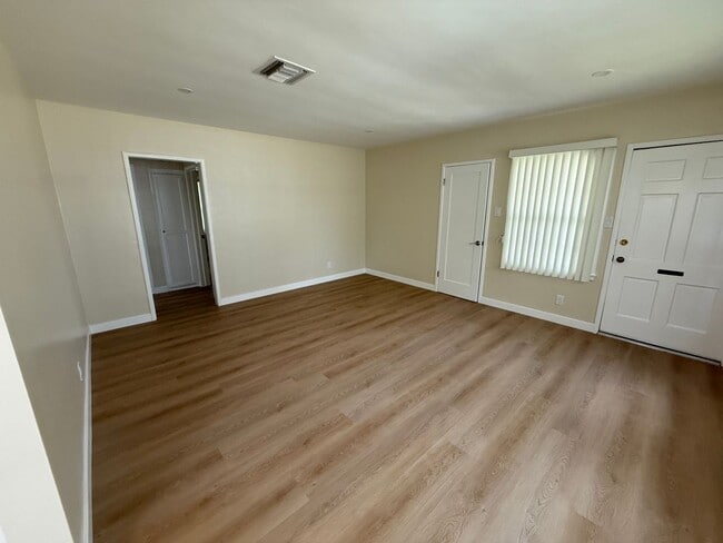 Photo - 1006-1008 W. Glenoak Unit 1006