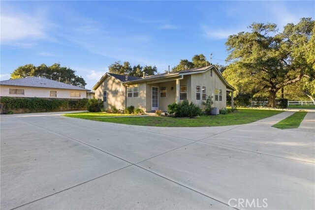 Building Photo - 1828 Royal Oaks Dr