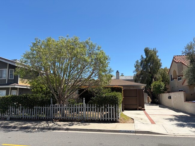 Building Photo - 2304 Voorhees Ave Unit A